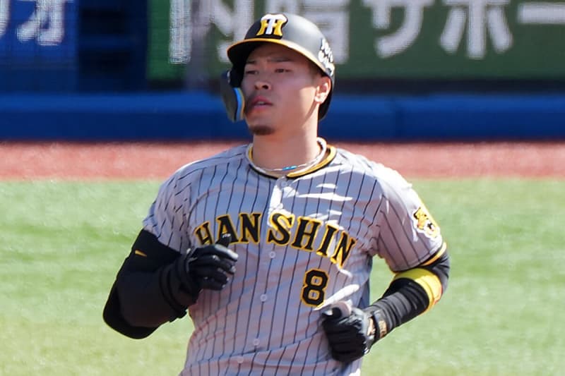 Yoshio Itoi held up the "Teruaki Sato towel" at the Hanshin victory parade, which made the players burst into laughter. "I love Satotel too much," said the player.