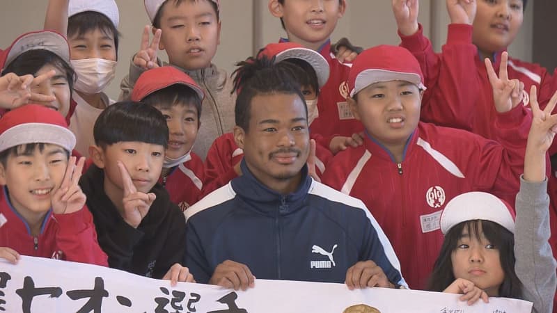 Seon Okazawa, who has been selected for boxing at the Paris Olympics, will take a special class at elementary school to teach Uzbek gymnastics...