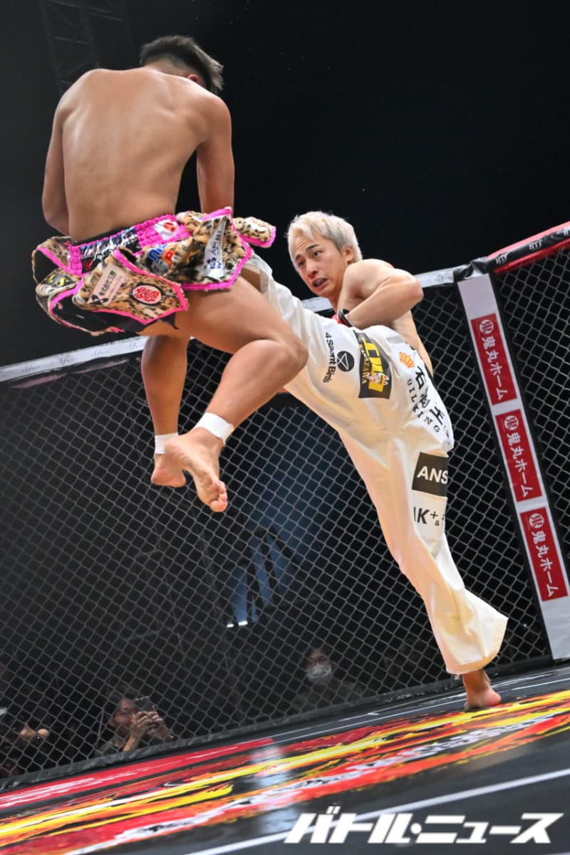 Intercept the player who jumped in with a karate kick! Viewers are excited by the strength of [Hard karate single path]