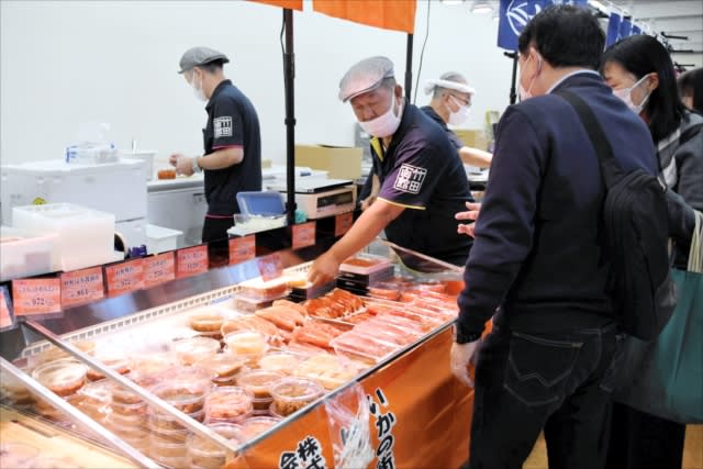 A variety of Hokkaido seafood and sweets will be on display at Fukushima Airport until the 27th.