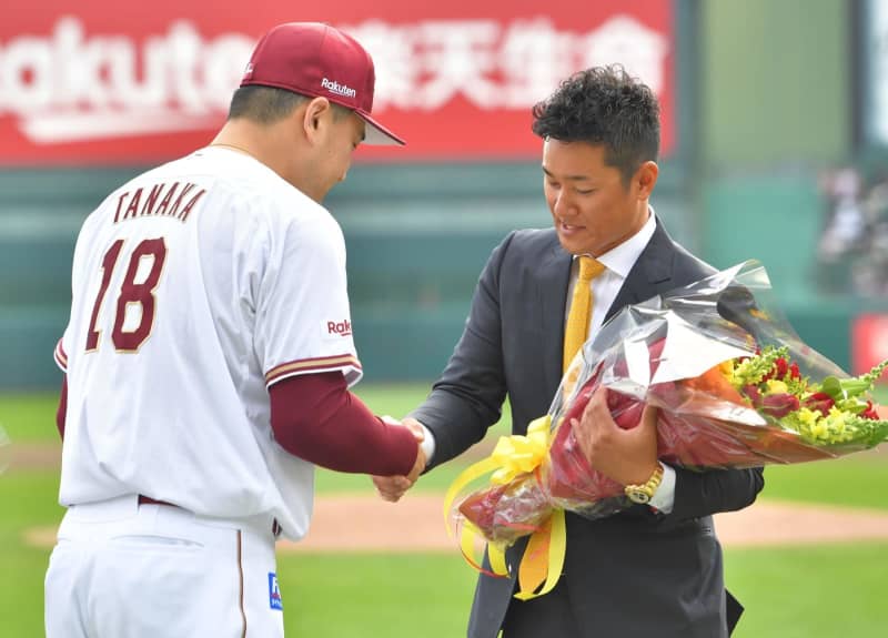 Rakuten's Masahiro Tanaka posts a farewell photo with the two players who are parting ways. Mr. Ginji and Okajima are in tears, and Yuki Matsui is smiling with his arms around his shoulders.