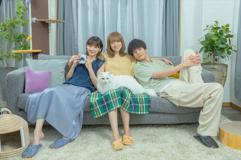 Live-action film adaptation of ``Mikazuki and Neko'' starring Yumi Adachi, Kana Kurashina, and Keisuke Watanabe, the story of three lost people living together with a cat.