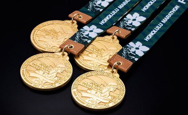 The pure gold medal awarded to the Honolulu Marathon 2023 full marathon male and female winners has been completed!