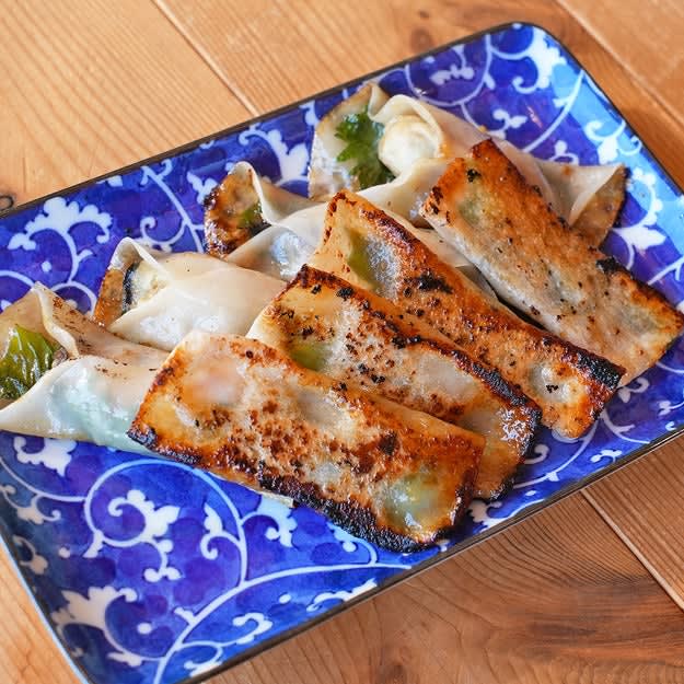 [Oyster and gyoza skin] Easy to wrap!Addictive snack recipe with oysters