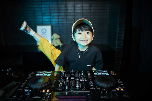 DJ RINOKA, a first-year elementary school student, will hold his first birthday live!