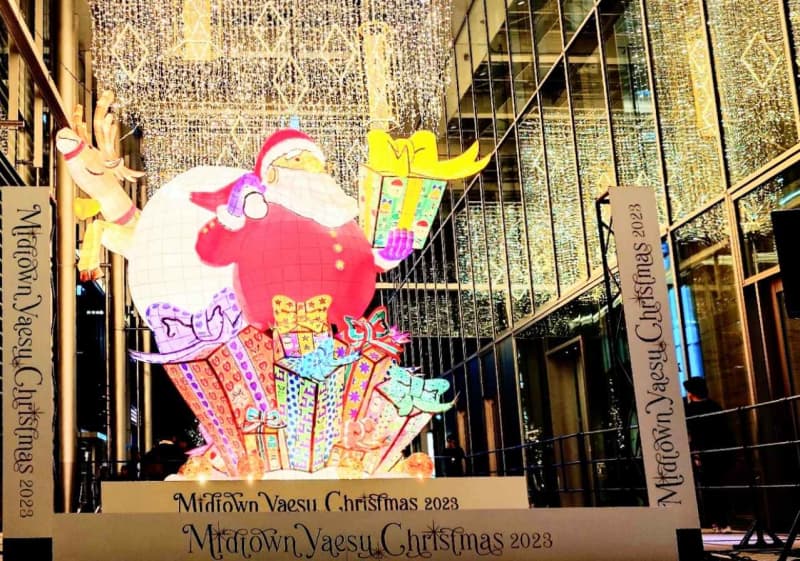 【東京ミッドタウン八重洲にねぶたの巨大サンタ登場！】イルミネーションも輝く初のクリスマスイベン…