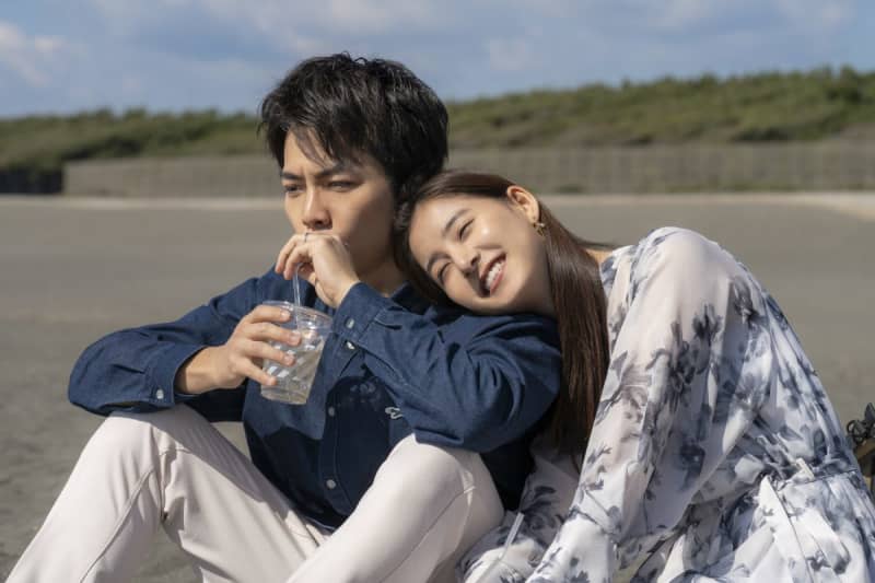 A sudden turn of events on a trip with just the two of us! ?Shun (Daiki Shigeoka) learns about the “unerasable past” that Hana (Yuko Araki) has been hiding...