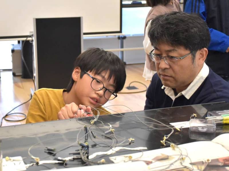 Elementary, junior high, and high school students make particle measuring instruments and investigate the inside of Funazuka Tumulus Collaboration with Ibaraki/Tokai Village and research institutes