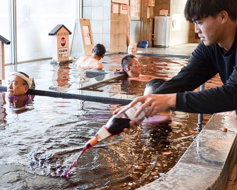 満天の湯 湯舟がワイン色に染まる ｢ボジョレ｣解禁で贅沢風呂　横浜市保土ケ谷区