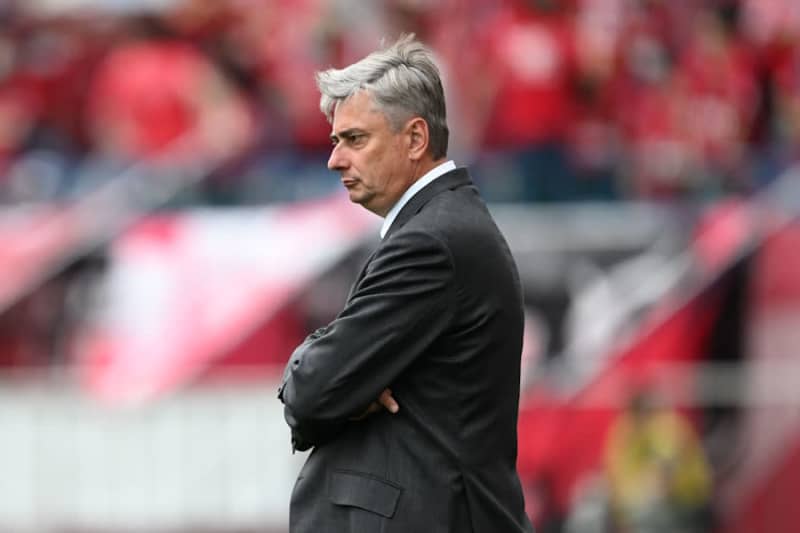 Retiring Urawa coach Scoruja says he is "sorry" for losing the final home game and thanks fans "I respect him from the bottom of my heart...