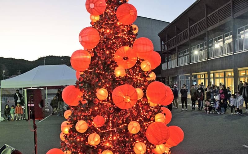 Children's handmade apple lanterns light up the shopping streets of Daigo, Ibaraki