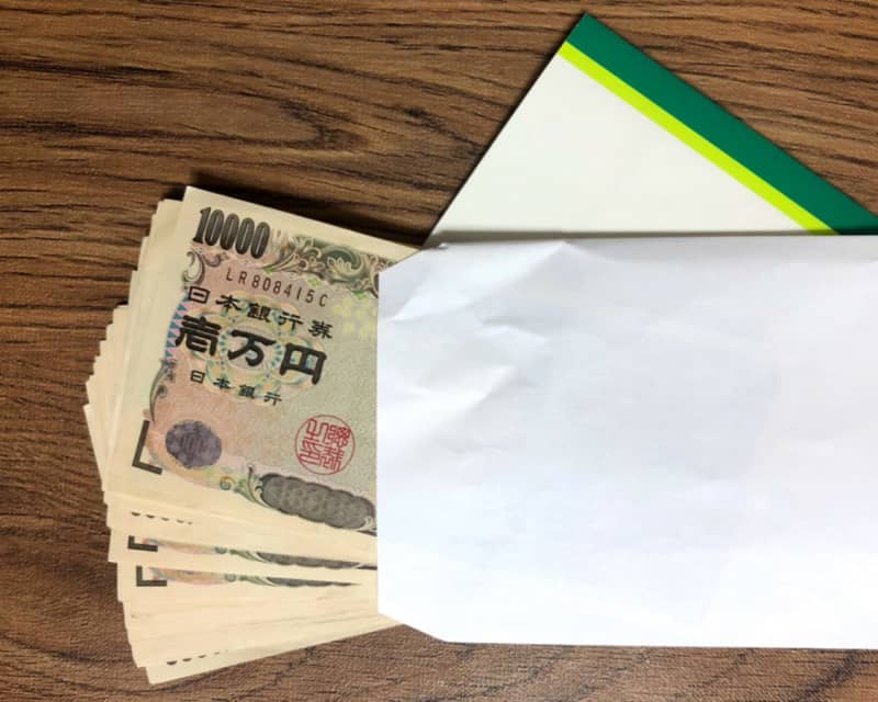 My father, who suffers from dementia, has offered to give me all of his savings of 200 million yen, but can I really accept it?
