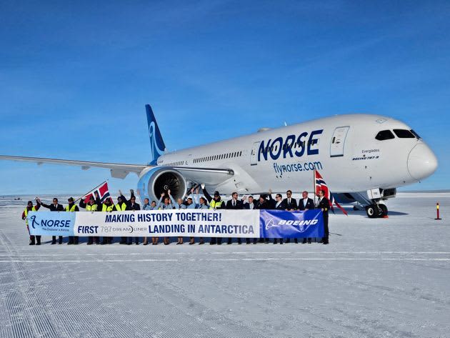 乗客を乗せた航空機、南極大陸に着陸成功。歴史的瞬間「青い氷の滑走路」への着陸映像が圧巻だった【動画】