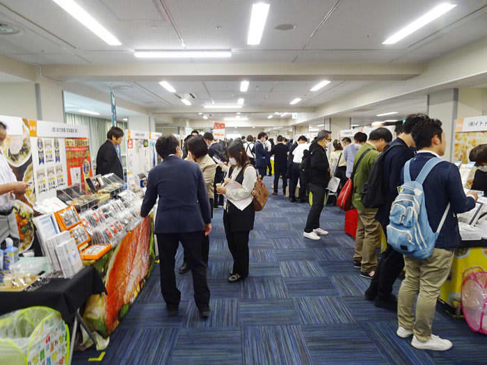 Mail order food exhibition and business meeting ㊤ Local foods from all over the country come together, and contest gold prize products are also on display