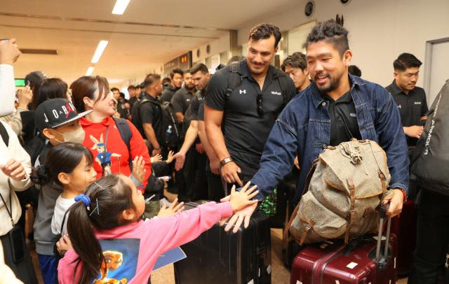 Rugby Saitama Panasonic enters Miyazaki welcome ceremony at airport