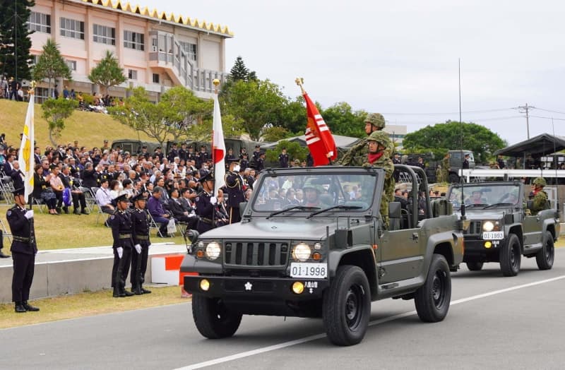 陸自15旅団と那覇駐屯地の周年行事　「沖縄県民との信頼を強固に」と団長　輸送機CH47など公開