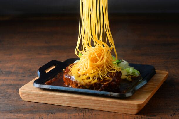 Served in the fastest 30 seconds, this stewed hamburger restaurant directly managed by a cow farmer is located at Aeon Sapporo Soen Shopping Center...