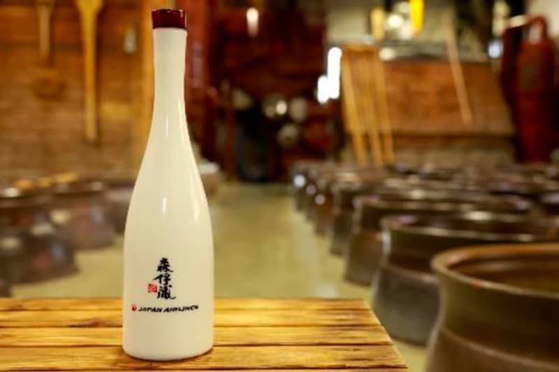 JAL holds commemorative bottle lottery sale to celebrate 25th anniversary of in-flight sales of shochu “Mori Izo”