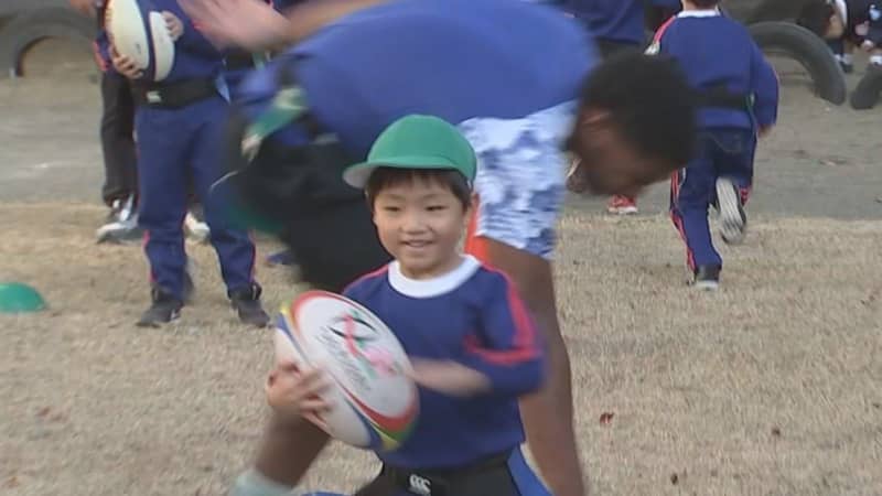 Kindergarten children experience rugby; Tomei Fifteen, who plays in Hanazono, conveys fun and fun in Oita