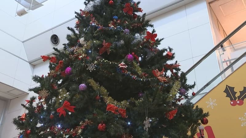 師走の足音近づく 空港にクリスマスツリーの飾りつけ 市営温泉は大掃除始まる　大分