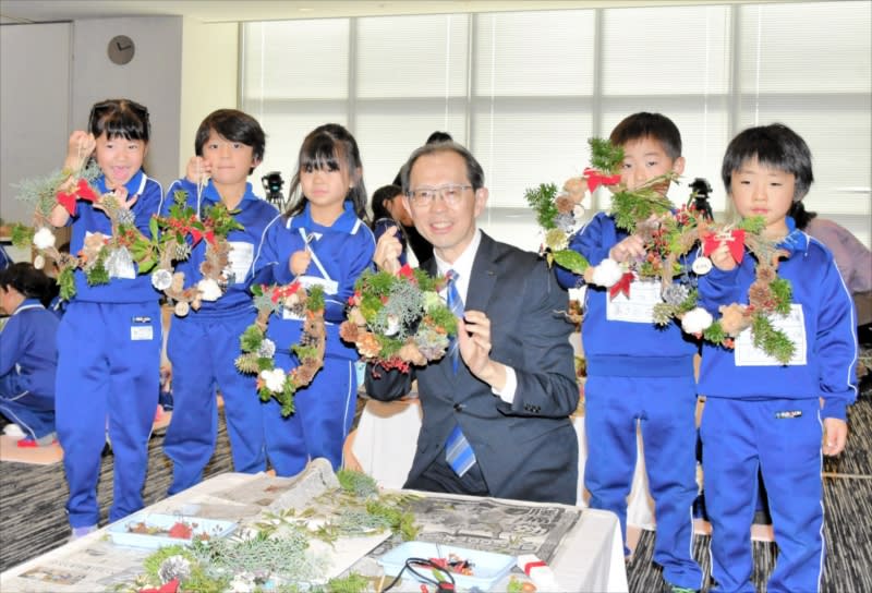 Governor Uchibori and children take on the challenge of making X-mas wreaths as they renew their vow to protect the global environment Fukushima Prefecture launches awareness project