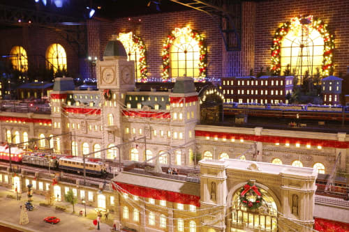 原鉄道模型博物館でクリスマス装飾スタート、「2024年オリジナル卓上カレンダー」プレゼントも