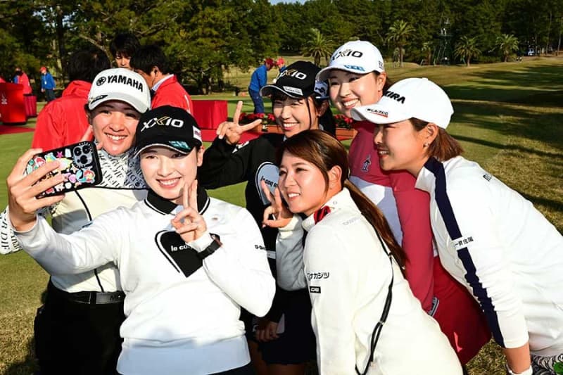女子ゴルフ菅沼菜々、表彰式で動いたファン想いの行動　仲間と撮った写真は「みんな楽しそう」
