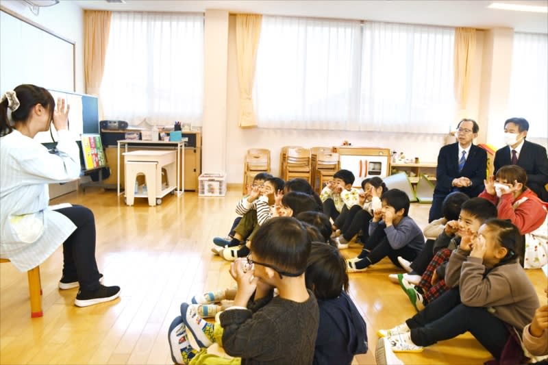 English speaking skills development program at four municipal nursery schools introduced by Minamisoma City, Fukushima Prefecture, inspected by Governor Uchibori