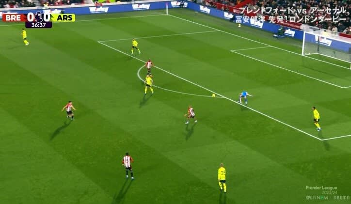 「やらかしすぎ」アーセナルGKの“珍スローイング”を冨安健洋がナイスフォローした瞬間！ボールを…