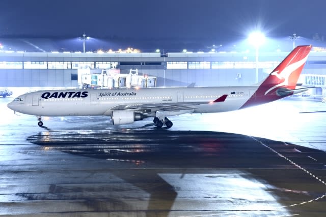 Qantas doubles its routes to Japan with the reopening of Narita and the start of morning flights to Haneda! Also introduced 787-9