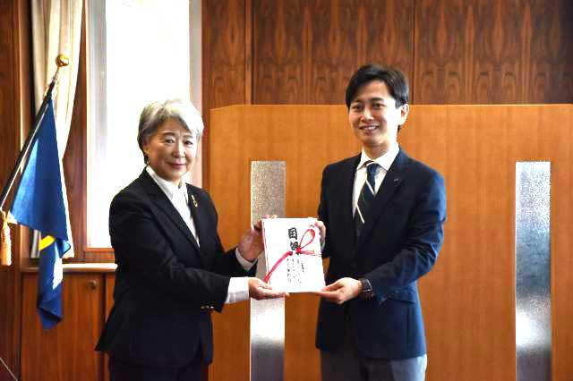 The Ricoh Cup Secretariat makes a donation to Miyazaki City, asking for “continued support”