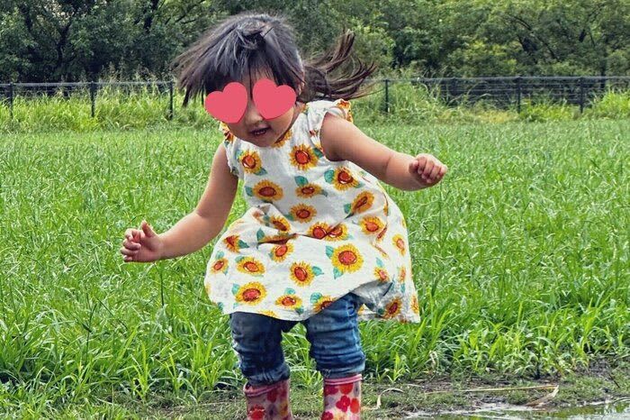 Daughter makes a dream big jump towards a puddle!! The mom who captured the moment full of dynamism is curious...