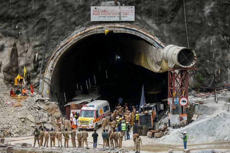 印トンネル崩落41人閉じ込め、救出へ穴掘削完了　地上引き上げへ