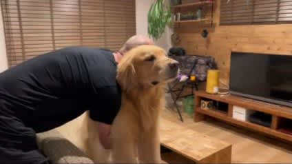 A large dog who hates baths vs. his owner - 120 million people burst into laughter at the desperate resistance and expressions on their faces. ``I laughed when I turned off the lights.'' ``...