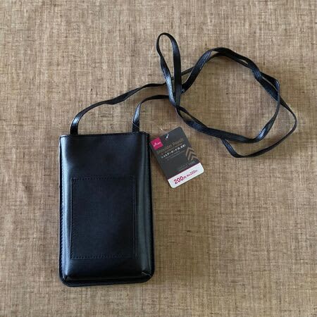 Looks super expensive!Daiso synthetic leather shoulder pouch