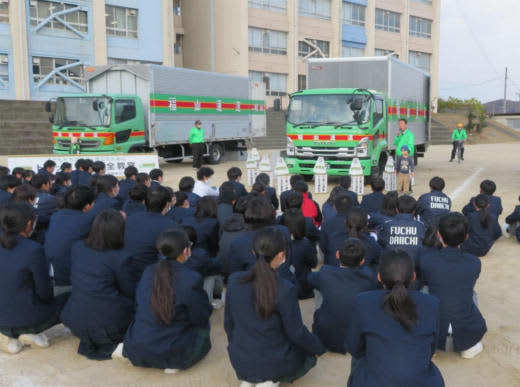 Fukuyama Transport/Holding a traffic safety class at a junior high school in Fuchu City, Hiroshima Prefecture