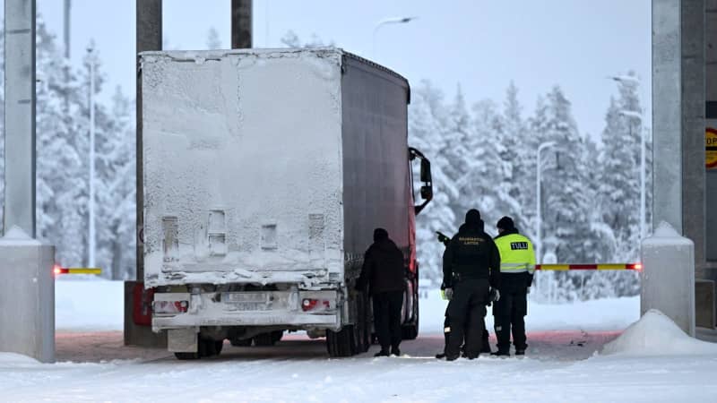 フィンランド、ロシアとの国境検問所を2週間全面閉鎖　亡命希望者の流入増加で