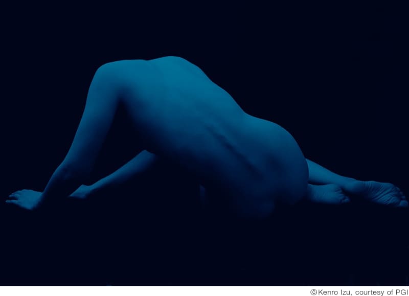 見るものの想像力をかき立てる“青” 井津建郎写真展「BLUE」