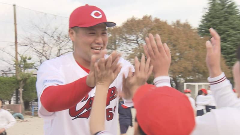 Carp player Suekane and pitcher Mori visit elementary school and play mini games with huge home runs