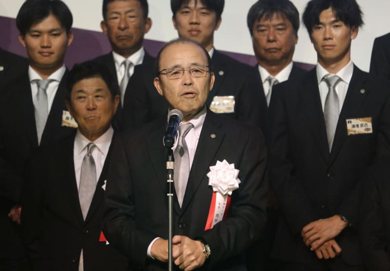 Hanshin's coach Okada says, ``Somehow we can win back-to-back'' Victory celebration, attended by 500 people from local political and business circles