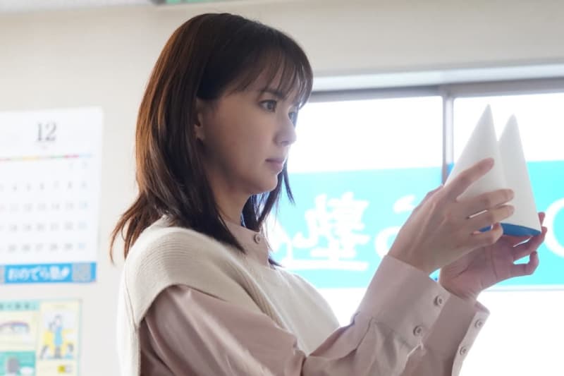 “My Most Favorite Flower” Episode 8 Synopsis Yukue (Mikako Tabe) receives a call from Midori on her smartphone