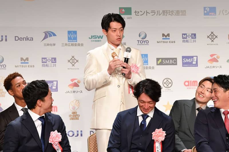 Rakuten Tatsumi's Licca-chan doll ``I forgot the bride'' from his chest. Unusual behavior in a pure white suit...The audience burst into laughter