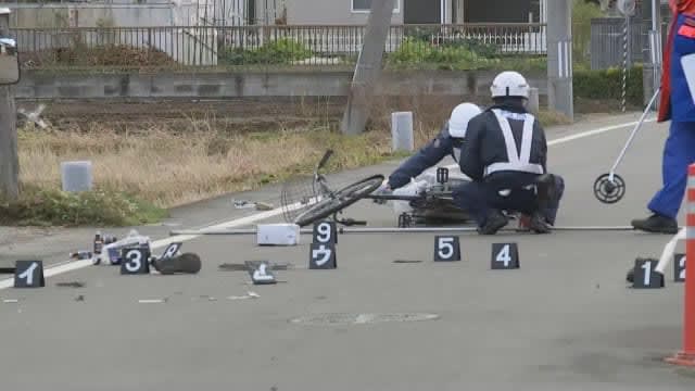 Collision between a light passenger car and a bicycle at an intersection...man unconscious on the bicycle (Shibata Town, Miyagi)