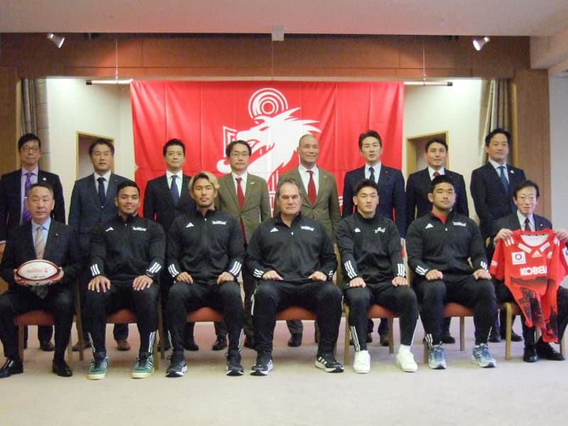 League One Kobe pays a courtesy visit to Kobe City Hall. Following professional baseball and soccer, rugby also uses V. Yamanaka: ``Rugby...