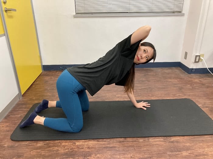 "Postpartum Diet" Postpartum back tightening exercises taught by a physical therapist.Effective for improving stooped back and stiff shoulders