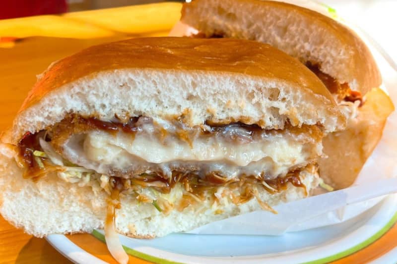 Experienced “Guracro” at [Komeda Coffee Shop] It was a creamy and hot burger