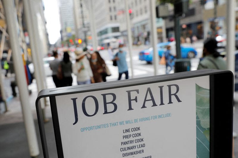 米新規失業保険申請、7000件増の21.8万件　労働市場の緩和示す