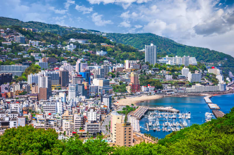 I want to relax in Atami on the weekend... Which is cheaper: “conventional line” or “rental car”?