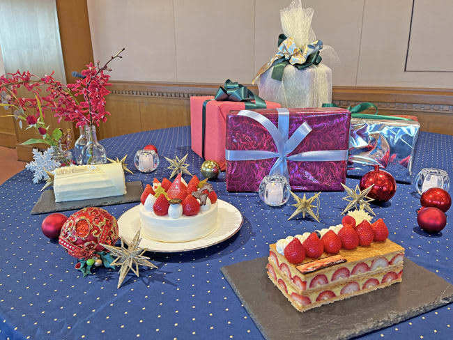 I can't stop being excited about the traditional and cute Christmas cake that can only be found at Imperial Hotel Osaka.