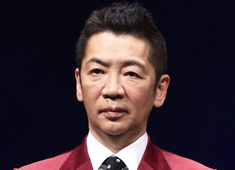 Seiji Miyane shakes his head as he tries to explain Governor Hase Hiroshi's comment, ``It's different from Kansai's support'' ``On the contrary, I feel like it's coming back to Kanazawa...''